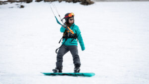 Dame beim Snowkiten im Schnee