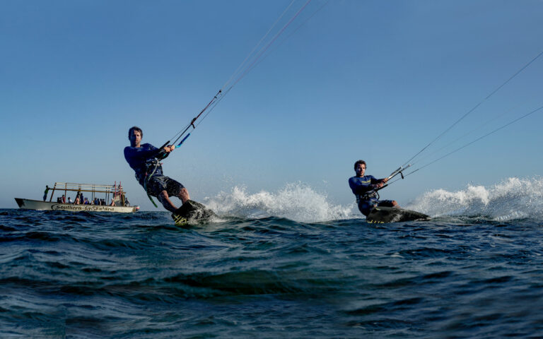 Patrick und Olsen beim Kitesurfen