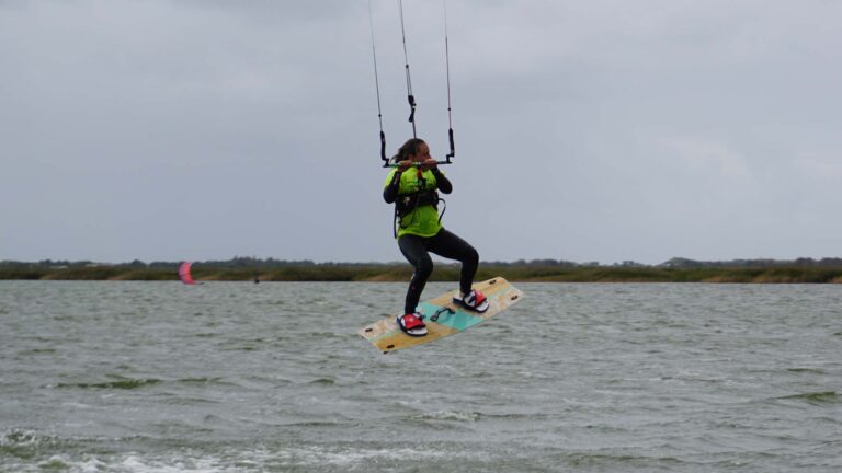 Dame macht einen basic jump mit dem Kite