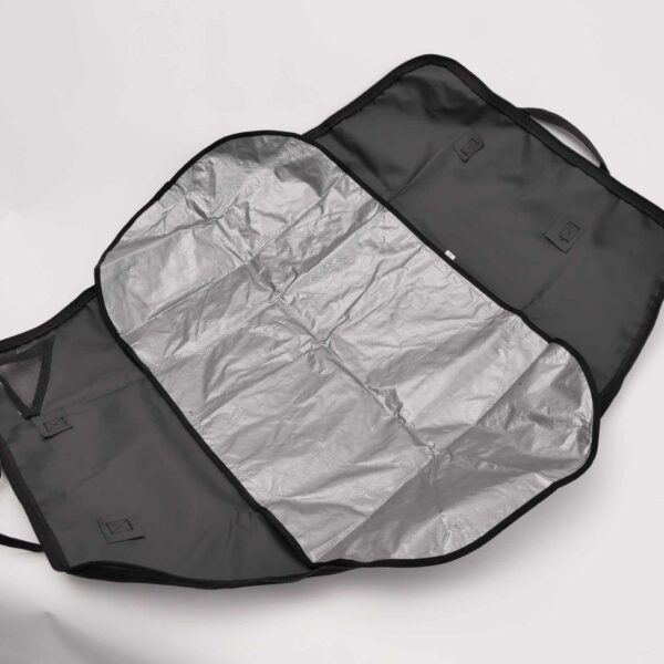 Geöffnetes Wetsuit Session Bag von Prolimit um es als Umziehmatte zu benutzen