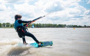 Kind am Kite surft über den Neusiedlersee
