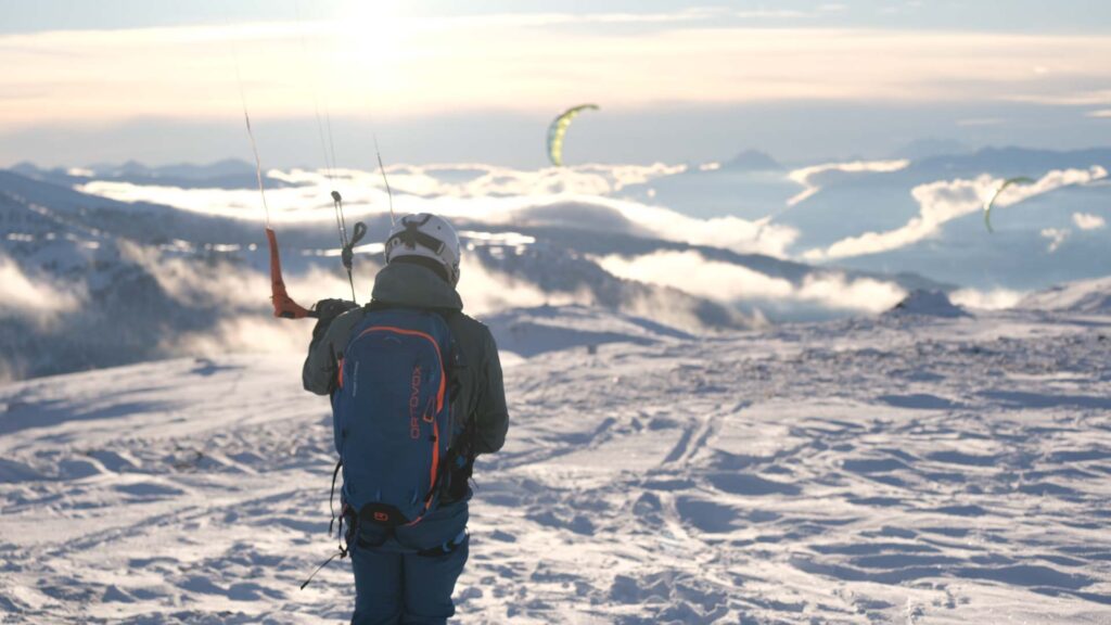 Snowkiter am Gipfel schaut ins Tal