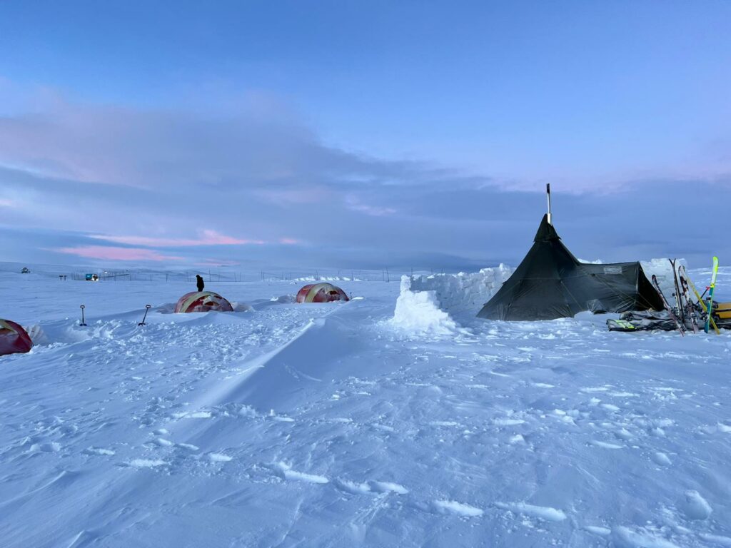 Zelte in Schneewüste in Norwegen