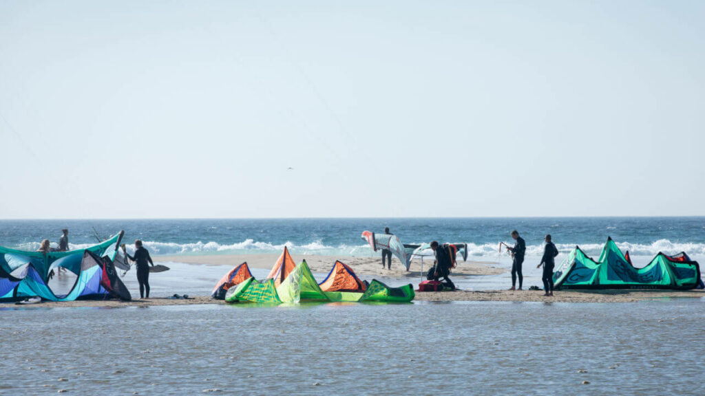 Viele aufgebaute Kites liegen am Strand von Tarifa zum Testen beim LakeUnited Kitecamp.