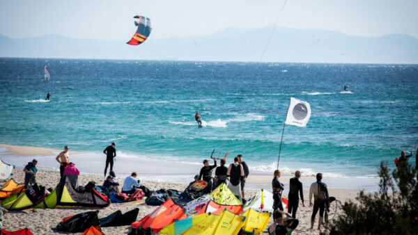 Kites aller Marken beim LakeUnited Kitetestival und Kitecamp in Tarifa am Strand.