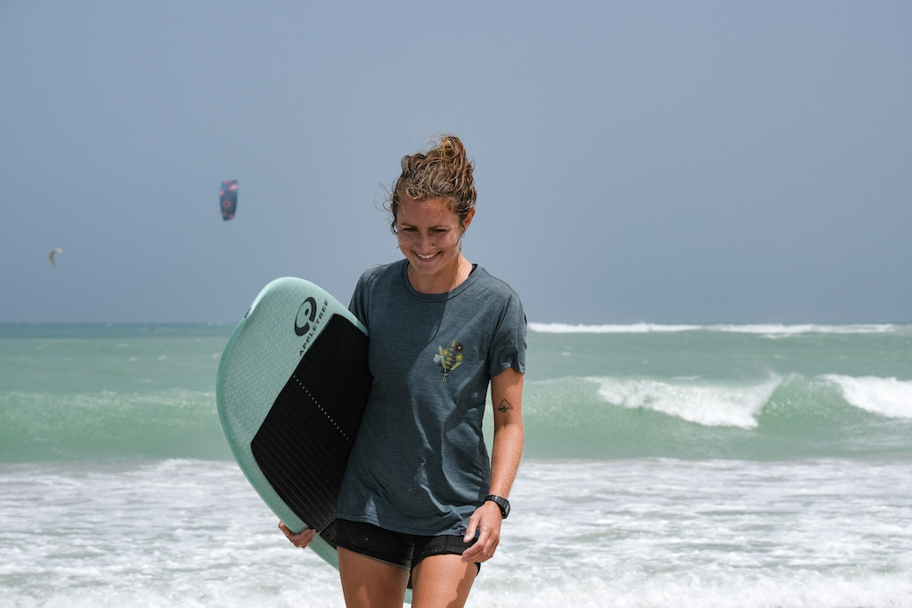 Vicky mit Surfboard vor dem Meer
