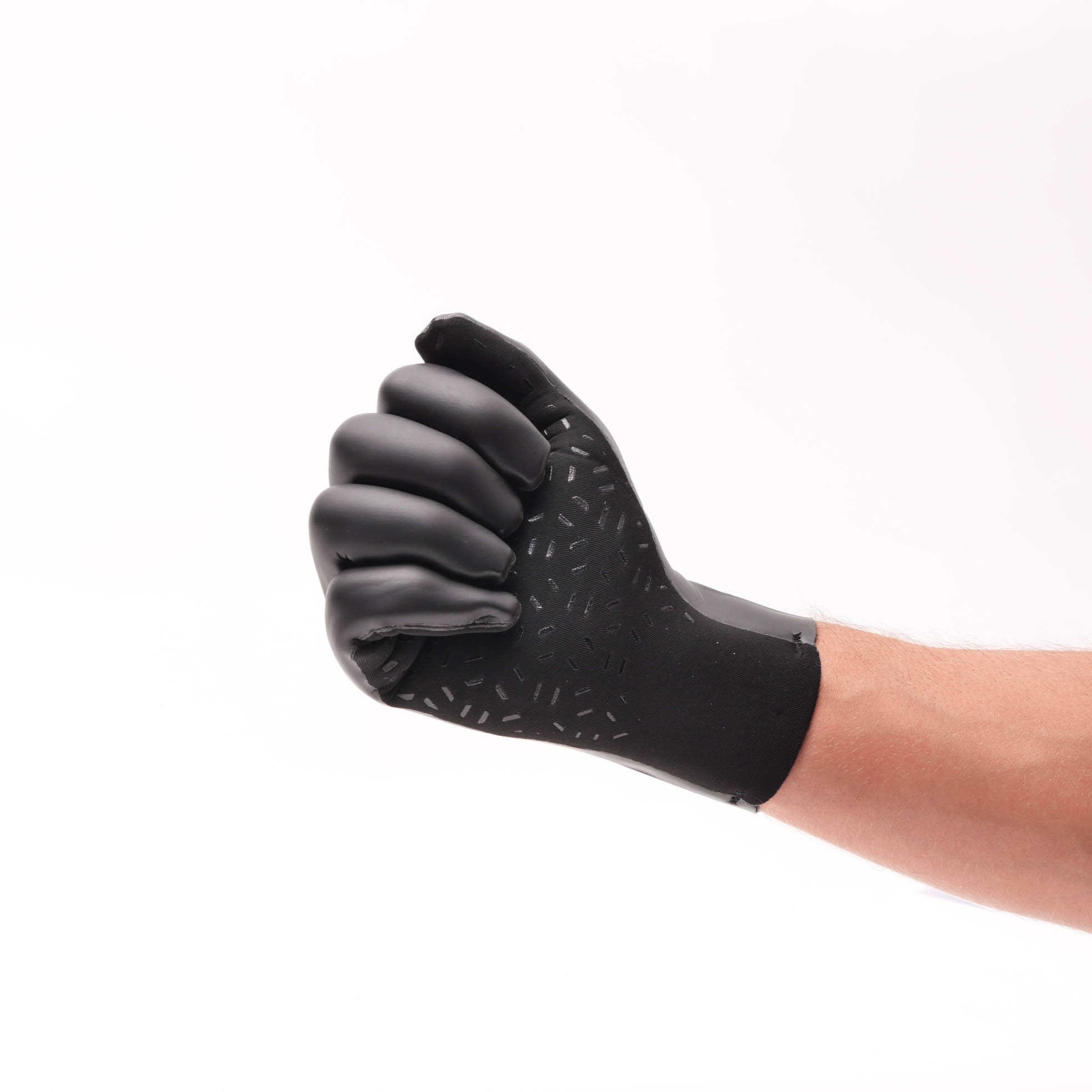 Flexible Neopren Gloves von Prolimit - eine Hand macht mit Handschuh eine Faust