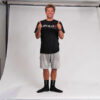 Backstage Foto von Olsen in Neoprensocken. Er hält beide Daumen hoch.