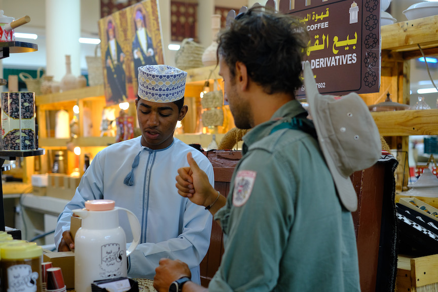 Dominic kauft etwas bei einem Omani