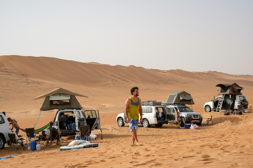 Autos mit Dachzelten in der Wüste
