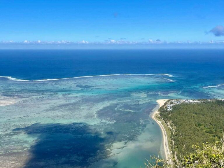 Blick auf die tropische Lagune in Mauritius