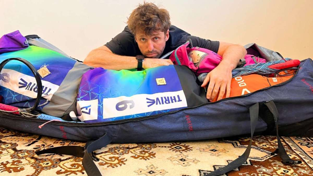Patrick auf vollgestopftem Boardbag