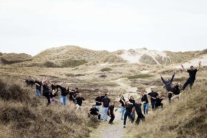 LakeUnited Team in den Dünen mit allen Coaches und Mitarbeitern