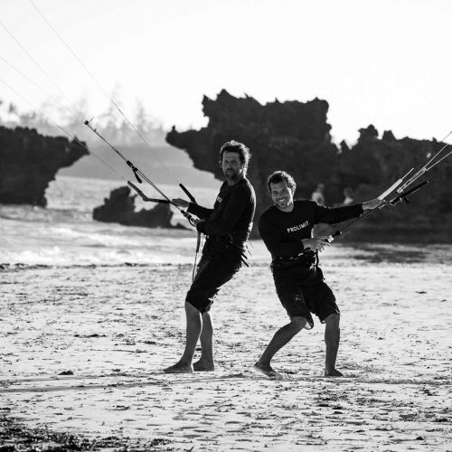 Patrick und Olsen mit Kites am Strand