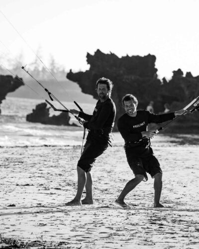 Patrick und Olsen mit Kites am Strand