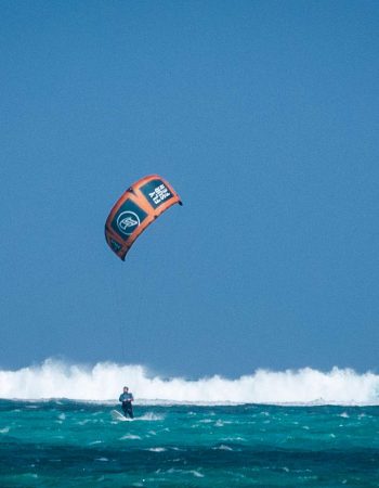 Kiter beim Wavekiting/Wellenreiten am Wasser