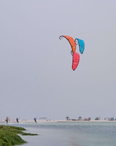 Drei Kiter am Wasser in der Flachwasser Lagune im Oman