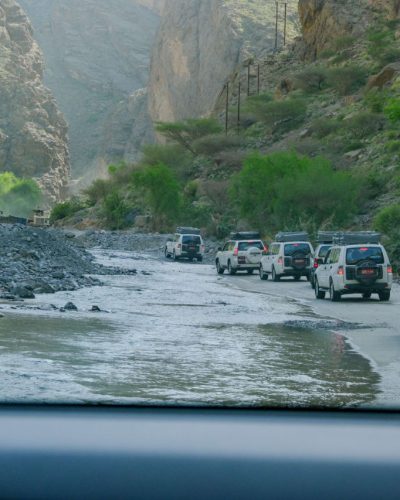 Die LakeUnited Karawane aus Offroad Fahrzeugen im Oman am Weg zum Kitebeach