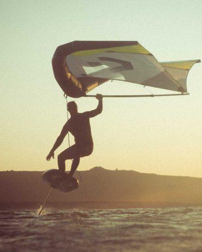 Surfer mit Wing und Hydrofoilboard im Wasser