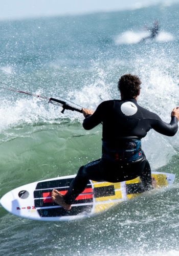 LakeUnited Kiter auf Directional Waveboard in der Welle